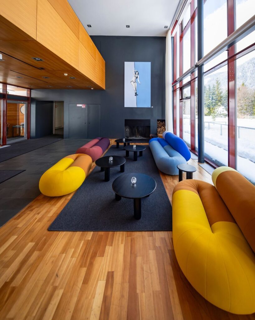 Loungebereich im Das Steinberg. Ein exklusives Eventquartier in Tirol für Seminare, Firmenevents, Hochzeiten und private Feste.