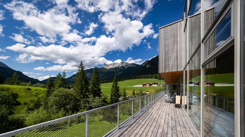Panoramaterrasse im Das Steinberg in Tirol mit Blick auf die umliegende Berglandschaft. Ein exklusiver Außenbereich für private Feste, Hochzeiten, Seminare und Firmenevents.